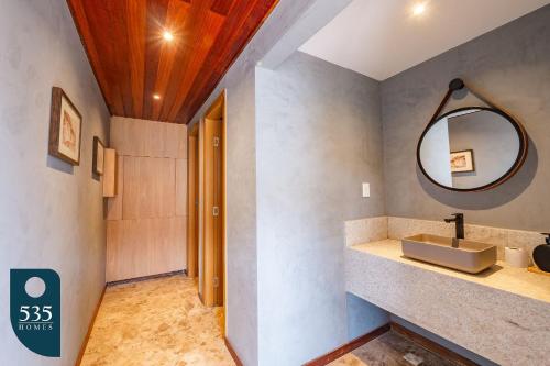 ムクジェーにあるFique em apartamento 2 quartos no centro de Mucugêの洗面台と鏡のあるバスルーム