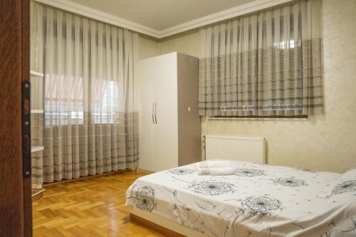 una camera da letto con un letto e una grande finestra di 111 Spot Apartment a Prizren