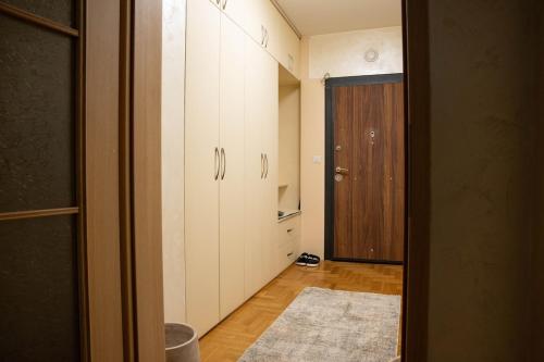 una stanza vuota con armadio e porta di 111 Spot Apartment a Prizren