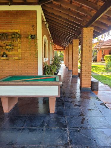 ボイトゥヴァにあるChácara Recanto Verde - Condomínio Vitassay- Boituvaの屋根付きのポーチの下に置かれたビリヤード台