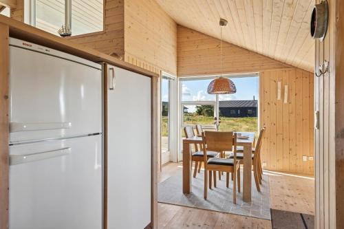 Feriehus 1143 في Nørby: مطبخ وغرفة طعام منزل صغير
