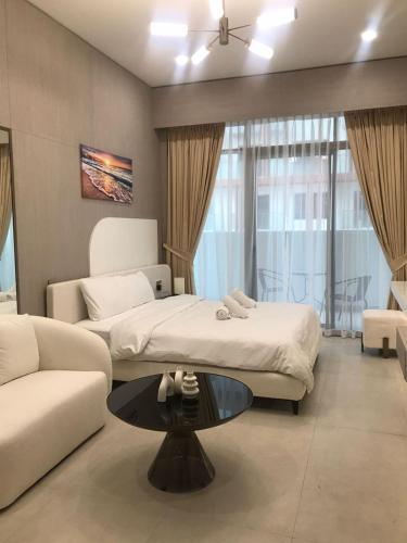 Luxury Furnished Studio with Alexa Automation JVC