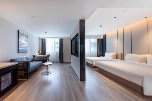 Ένα ή περισσότερα κρεβάτια σε δωμάτιο στο Atour Hotel Wuhan Optics Valley Square Yangjia Bay