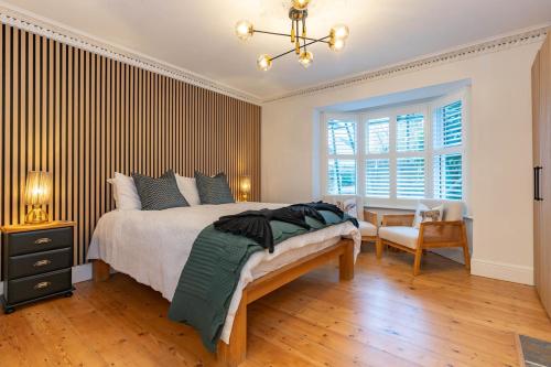 une chambre avec un lit, un bureau et une chaise dans l'établissement Stunning One Bed - Central Witney, à Eynsham