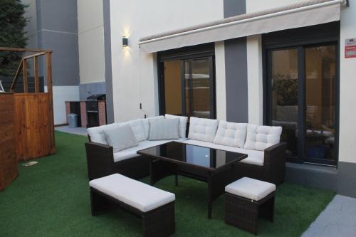 Townhouse with pool stays longer than 10 days