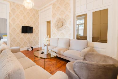 City Center Iconic 6BR Luxury Stay wAC