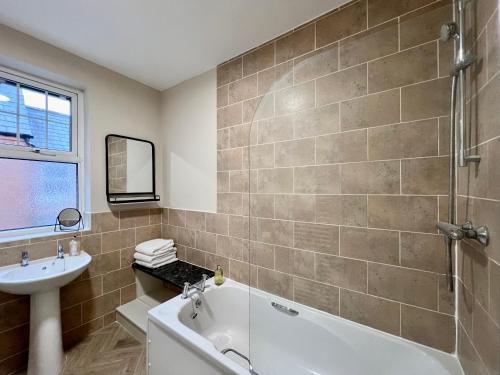 The Lily•Central Beeston•Private Apartment•SmartTV•Free Wi-Fi•Tram• في نوتينغهام: حمام مع حوض استحمام ومغسلة