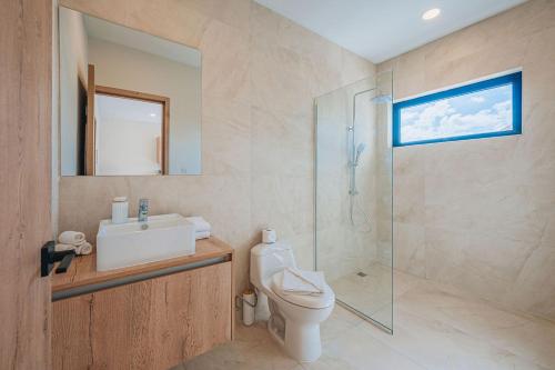 Ένα μπάνιο στο Super Stylish Home with Private Pool and outdoor