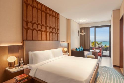 Giường trong phòng chung tại SO/ RAS AL KHAIMAH HOTEL & RESORT