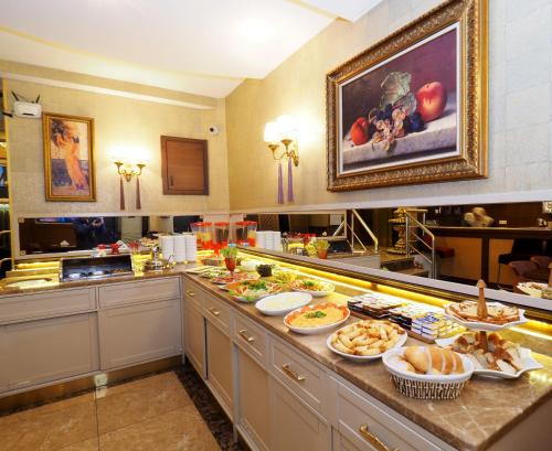 Makanan di atau berdekatan hotel