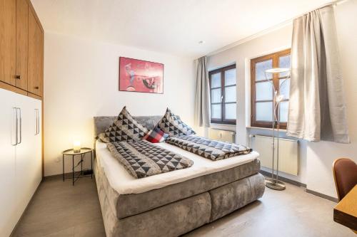 une chambre avec un lit avec des oreillers dessus dans l'établissement Ferienwohnung Brunnenblick, à Pottenstein