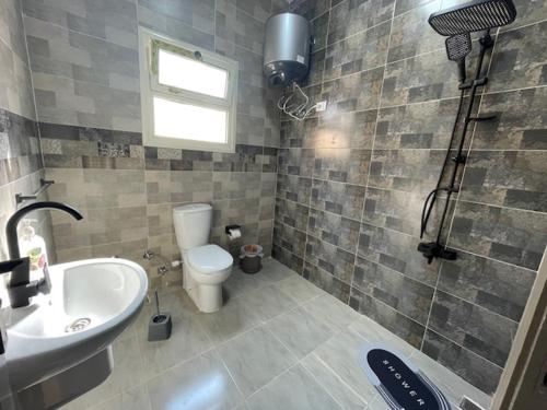 La Dolce Villa with Private Pool في برج العرب: حمام مع مرحاض ومغسلة