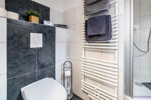 une salle de bain avec des toilettes blanches et une douche dans l'établissement Ferienwohnung Talblick, à Pottenstein
