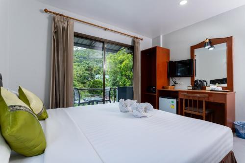 Postel nebo postele na pokoji v ubytování Amorn Mansion