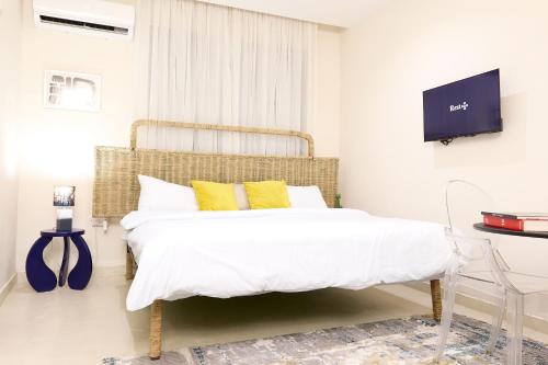 een slaapkamer met een bed met gele kussens bij 3 Bedroom ShortLet Apartment Design House in Ilado