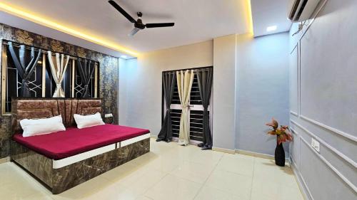 Giường trong phòng chung tại ll EMPYREAN STAY ll SUPREME VILLA ll 3BHK II PVT POOL II MINI BAR AREA II AC