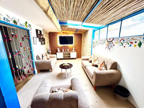 Una gran sala de estar con sofás y un televisor. en AITANA'S HOUSE - SAN BLAs, en Cusco