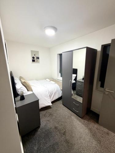 Кровать или кровати в номере Home in Preston City Center