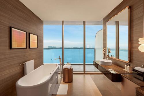 Phòng tắm tại SO/ RAS AL KHAIMAH HOTEL & RESORT