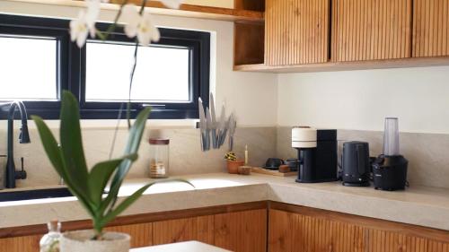 Nhà bếp/bếp nhỏ tại Aman Amed Lima 3BR Villa w Panoramic Ocean Views