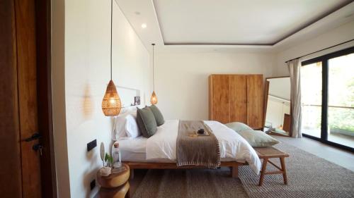 Giường trong phòng chung tại Aman Amed Lima 3BR Villa w Panoramic Ocean Views