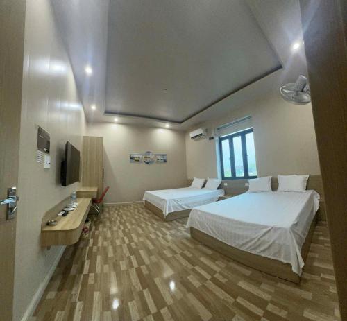 Μια τηλεόραση ή/και κέντρο ψυχαγωγίας στο Hotel Hưng Phát 3 có sạc điện vinfast