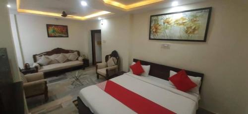 Postel nebo postele na pokoji v ubytování New Shanti Hotel