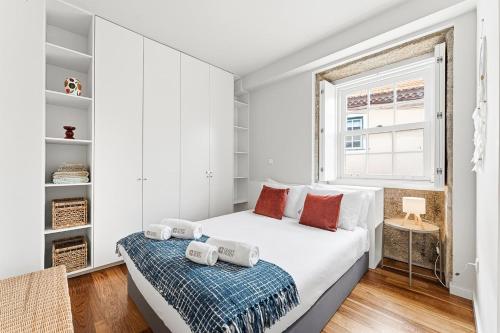 GuestReady - Charming Porto Retreat Near the Sea في بورتو: غرفة نوم بيضاء مع سرير ونافذة