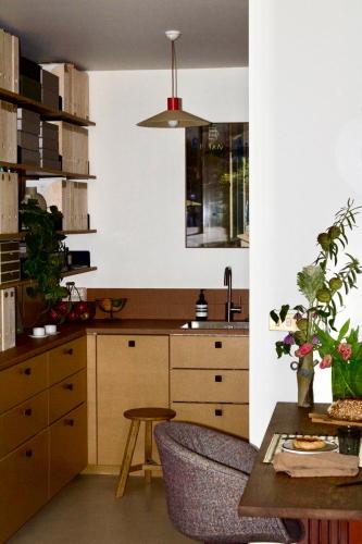 une cuisine avec une table, un évier et un comptoir dans l'établissement Les Reliefs de Montmartre, à Paris