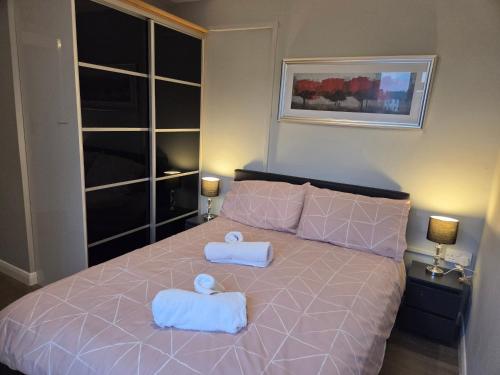 een slaapkamer met een bed met twee handdoeken erop bij Marina Place in Ramsgate