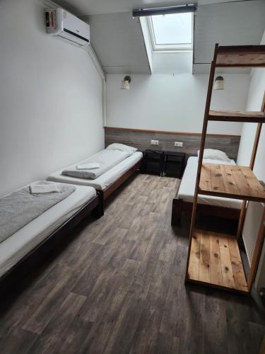 ein Zimmer mit zwei Etagenbetten und einer Leiter in der Unterkunft Rio51 in Kiskunlacháza