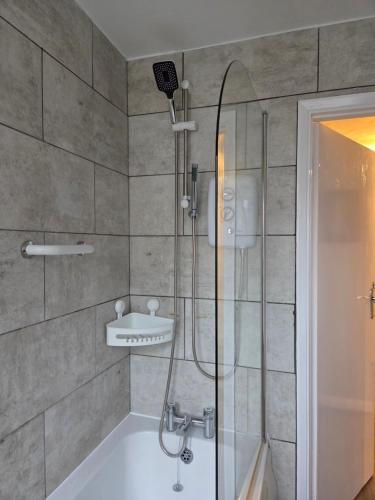 een badkamer met een douche en een wastafel bij Marina Place in Ramsgate