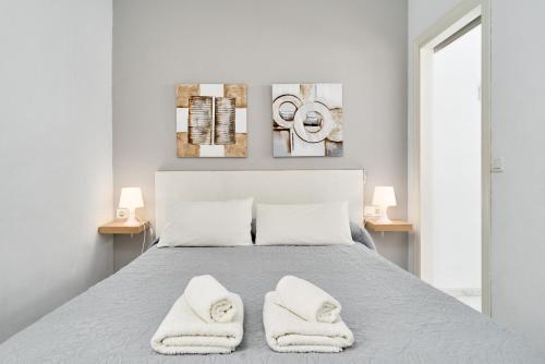 a bedroom with a bed with two towels on it at Apto B-A almoraide suites in Nerja