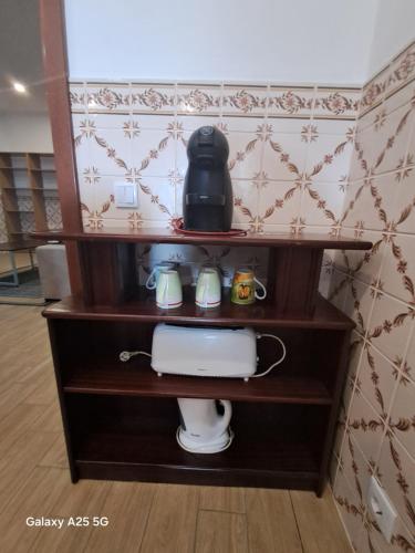 een plank met daarop een apparaat in een kamer bij Casa Tio Mário in Fontinhas