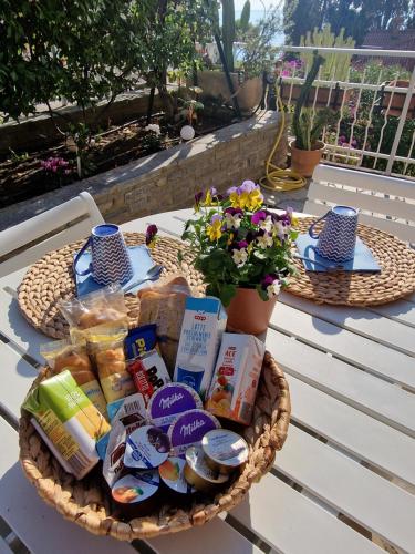 Φαγητό σε αυτό το διαμέρισμα ή κάπου εκεί κοντά