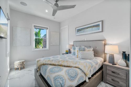 En eller flere senge i et værelse på Luxury Gulf-Front Sanctuary, Private Pool, Spa and Walk to Downtown
