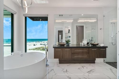 Et badeværelse på Luxury Gulf-Front Sanctuary, Private Pool, Spa and Walk to Downtown