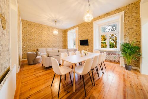 Stylish Central Lisbon 5BR Apartment wAC