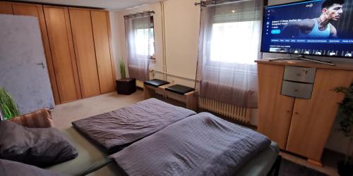 Μια τηλεόραση ή/και κέντρο ψυχαγωγίας στο Ganzes Ferienhaus mit 1000qm Garten in Kassel, mit eingerichteter Küche, Bad, Wohnzimmer, 4 Schlafzimmer, 8 Betten, Gratis Parkplätze, BBQ Pavillion, so privat wie zu Hause