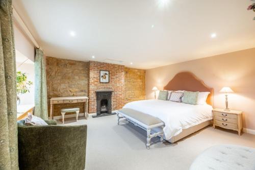 En eller flere senge i et værelse på Abbey Grange