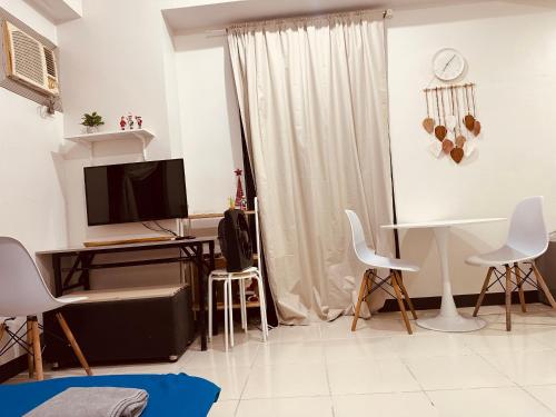 Una televisión o centro de entretenimiento en Semi Furnished Condo at Sta Rosa Zadia Tower 2