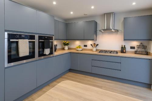 Η κουζίνα ή μικρή κουζίνα στο Bright and Spacious Blackwood Home 4 Bedroom Sleeps 8