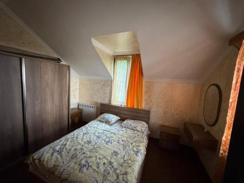 Una cama o camas en una habitación de Sun house chakvi