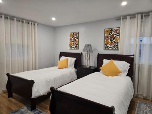 zwei Betten stehen nebeneinander in einem Schlafzimmer in der Unterkunft Upper-Level Oasis- Ideal for 2026 World Cup visitors in Norwood