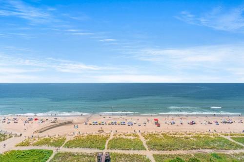 eine Aussicht über den Strand mit vielen Menschen in der Unterkunft Meridian Plaza 1401 in Myrtle Beach