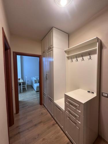 una cucina con un bancone e un grande mobiletto di Livias a Kashari