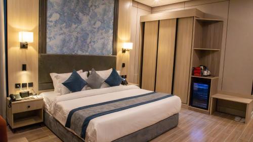 Una cama o camas en una habitación de Grand hotel alhamra