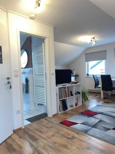 All Seasons في Creußen: غرفة مع مدخل مع مكتب وباب