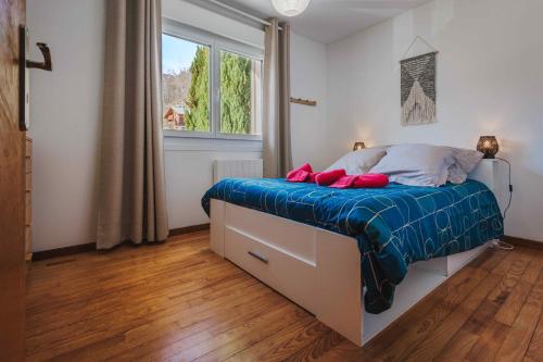 Postel nebo postele na pokoji v ubytování Maison 3 étoiles entre Pistes et Centre-Ville, Billiard, Ping-Pong, PS3, Cheminée, BBQ, Animaux admis