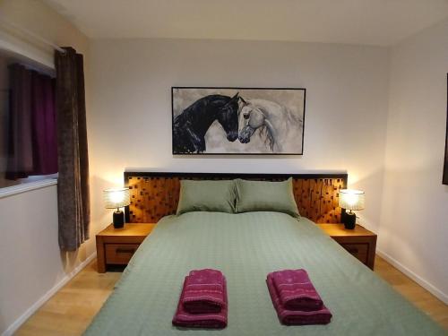 En eller flere senge i et værelse på Fiery Horse